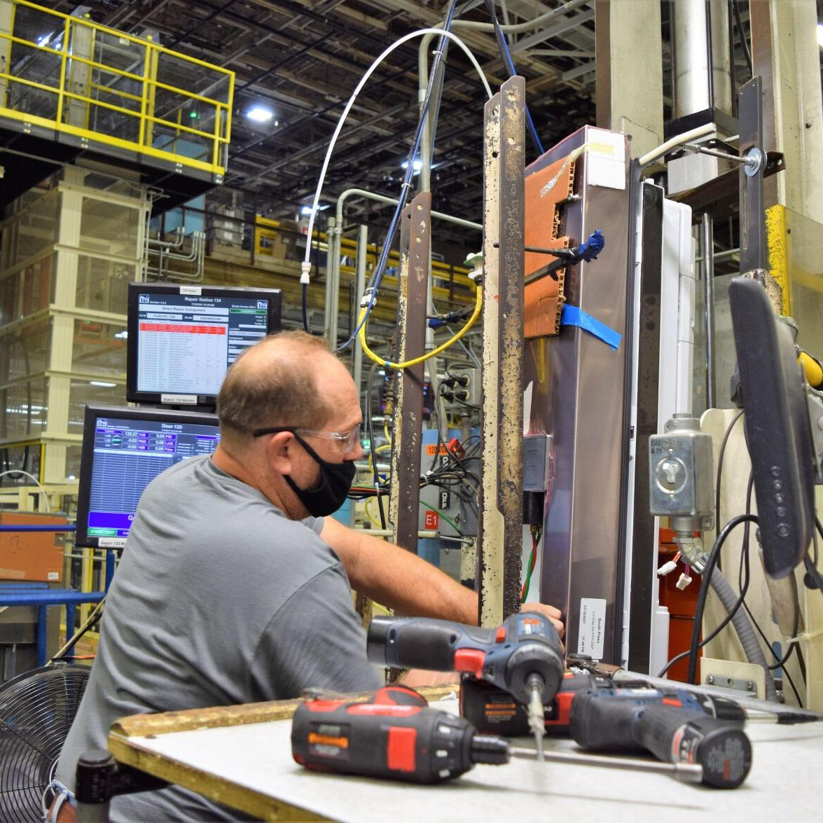 GE Appliances  WIllie Eddins door repairman Building 5 Appliance Park Refrigerator Plant 7-19-21 (6).JPG